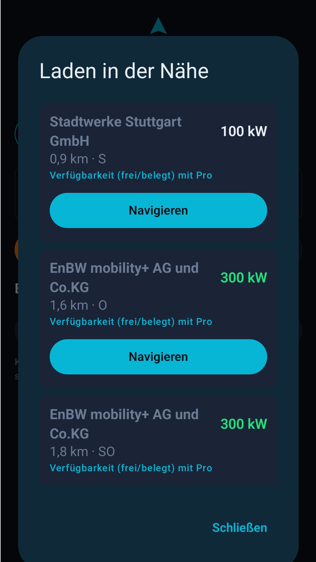 Ladepunkte in Fahrtrichtung mit Leistung und freien Plätzen